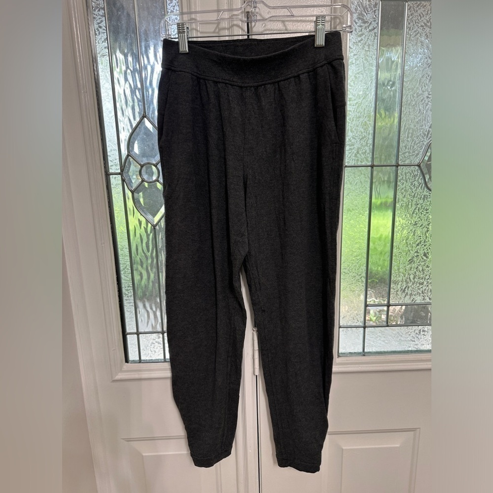 Lululemon Twisted & Tucked Pant 25"
Heathered Mod Black size 4